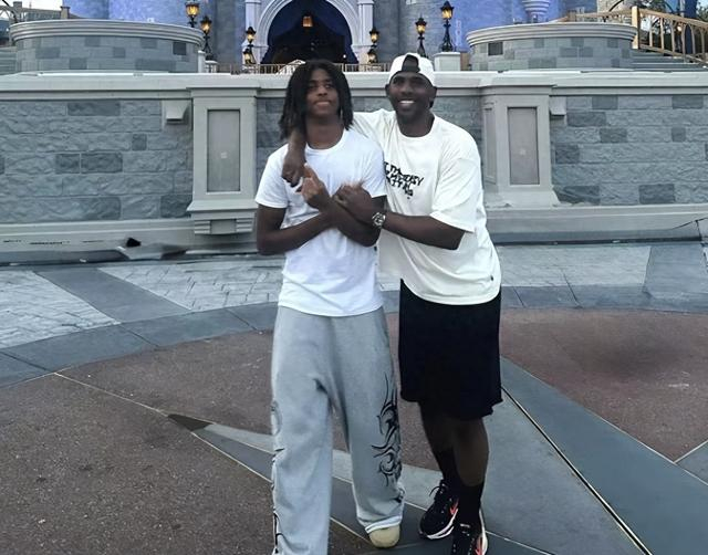 kaiyun-保罗带一家过节，赚4亿退役，老婆身材火辣，不工作享受生活|克里斯·保罗|nba|女儿|度假|一家人_新浪体育_新浪新闻